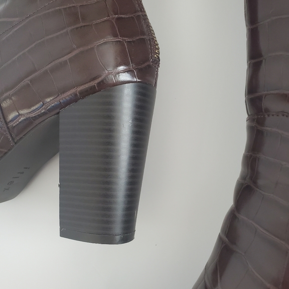 Holding Item 🩷 Just In Case - Picture 5 of 7